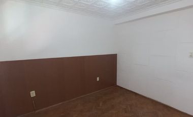 Depto. 4 Ambientes, 2 Baños, patio y balcón.Centro