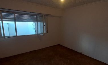 Depto. 4 Ambientes, 2 Baños, patio y balcón.Centro