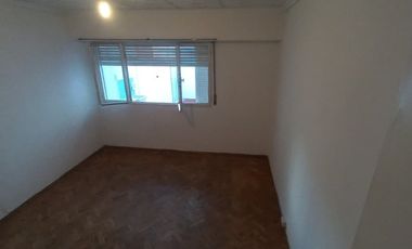 Depto. 4 Ambientes, 2 Baños, patio y balcón.Centro