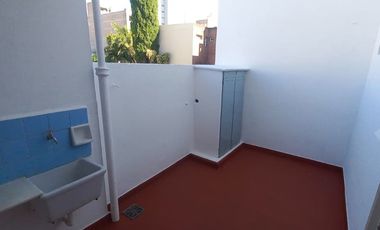 Depto. 4 Ambientes, 2 Baños, patio y balcón.Centro