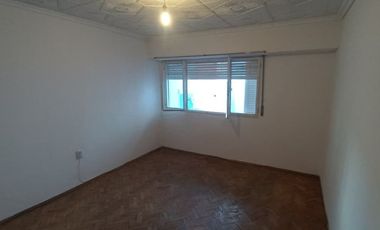 Depto. 4 Ambientes, 2 Baños, patio y balcón.Centro