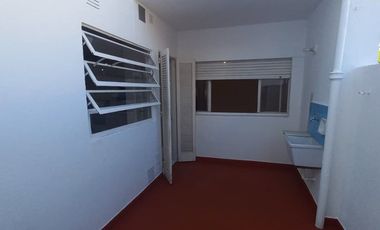 Depto. 4 Ambientes, 2 Baños, patio y balcón.Centro