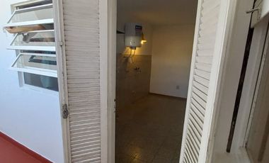 Depto. 4 Ambientes, 2 Baños, patio y balcón.Centro