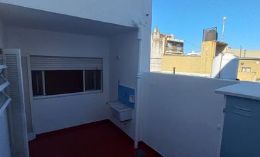 Depto. 4 Ambientes, 2 Baños, patio y balcón.Centro