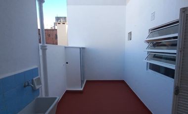 Depto. 4 Ambientes, 2 Baños, patio y balcón.Centro