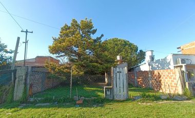 Venta terreno con casa 3 amb y parque Berazategui