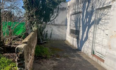 Casa a refaccionar, lote esquina, gas nat.y electr