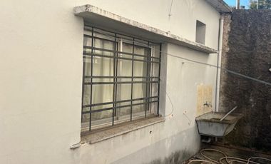 Casa a refaccionar, lote esquina, gas nat.y electr