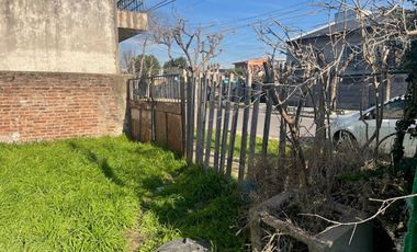 Casa a refaccionar, lote esquina, gas nat.y electr