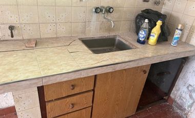 Casa a refaccionar, lote esquina, gas nat.y electr