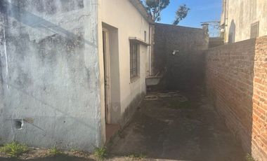 Casa a refaccionar, lote esquina, gas nat.y electr