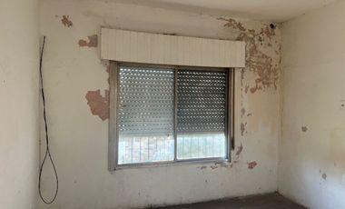 Casa a refaccionar, lote esquina, gas nat.y electr