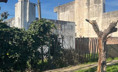 Casa a refaccionar, lote esquina, gas nat.y electr