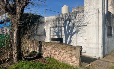 Casa a refaccionar, lote esquina, gas nat.y electr