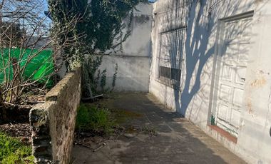 Casa a refaccionar, lote esquina, gas nat.y electr