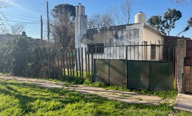 Casa a refaccionar, lote esquina, gas nat.y electr