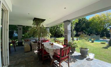 Casa de 4 dormitorios con pileta - City Bell