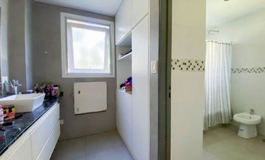 Casa de 4 dormitorios con pileta - City Bell