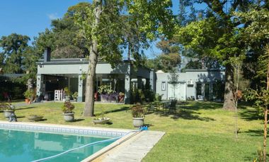 Casa de 4 dormitorios con pileta - City Bell