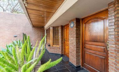VENTA CASA - 6 AMB  PILETA/JARDIN/COCHERAS