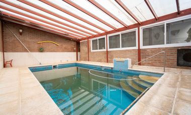 EXCLUSIVA CASA EN VENTA CON QUINCHO Y PILETA