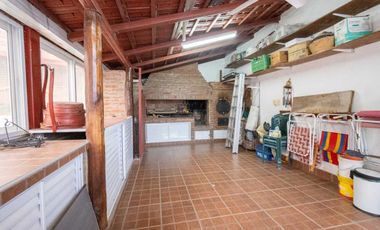 EXCLUSIVA CASA EN VENTA CON QUINCHO Y PILETA