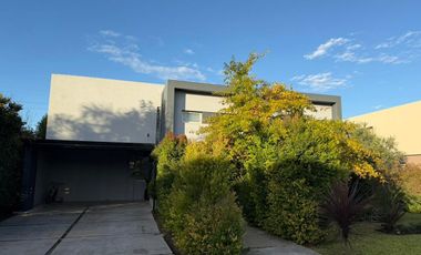 VENTA CASA 7 AMBIENTES LA LOMADA