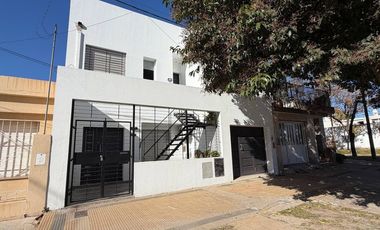 VENTA CASA 2 DORMITORIOS PATIO Y COCHERA