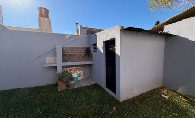 VENTA CASA 2 DORMITORIOS PATIO Y COCHERA