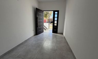 VENTA CASA 2 DORMITORIOS PATIO Y COCHERA