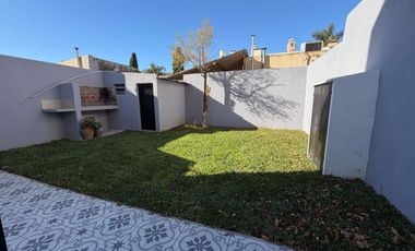 VENTA CASA 2 DORMITORIOS PATIO Y COCHERA