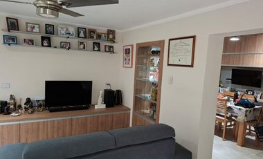 SE VENDE CASA DE 3 DORMITORIOS CON 2 COCHERAS!