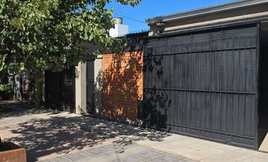 SE VENDE CASA DE 3 DORMITORIOS CON 2 COCHERAS!
