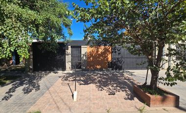 SE VENDE CASA DE 3 DORMITORIOS CON 2 COCHERAS!