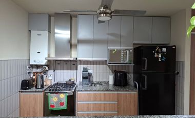 SE VENDE CASA DE 3 DORMITORIOS CON 2 COCHERAS!