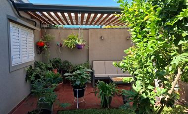 SE VENDE CASA DE 3 DORMITORIOS CON 2 COCHERAS!