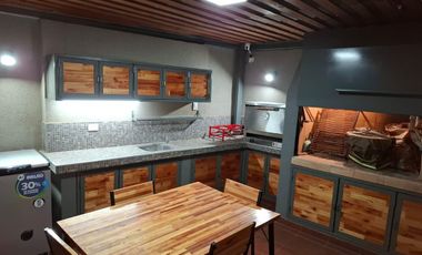 SE VENDE CASA DE 3 DORMITORIOS CON 2 COCHERAS!