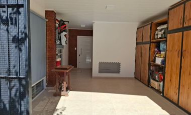 SE VENDE CASA DE 3 DORMITORIOS CON 2 COCHERAS!
