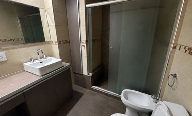 SE VENDE CASA DE 3 DORMITORIOS CON 2 COCHERAS!