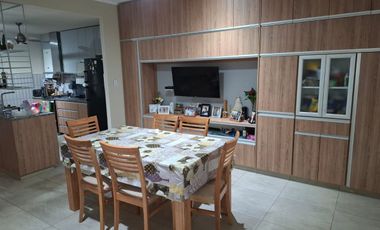SE VENDE CASA DE 3 DORMITORIOS CON 2 COCHERAS!