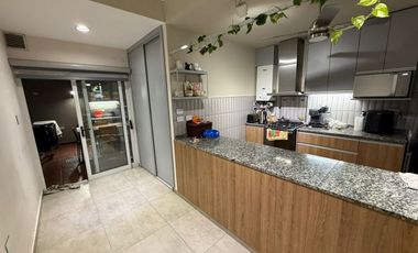 SE VENDE CASA DE 3 DORMITORIOS CON 2 COCHERAS!