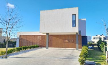 Venta Casa en Greenvile, Barrio D (Villa 4)
