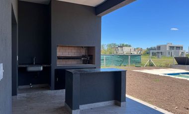 CASA EN VENTA EN CANNING CON COCHERA, PILETA