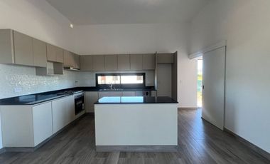 CASA EN VENTA EN CANNING CON COCHERA, PILETA