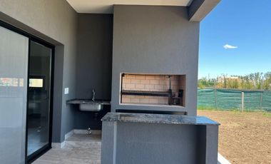 CASA EN VENTA EN CANNING CON COCHERA, PILETA