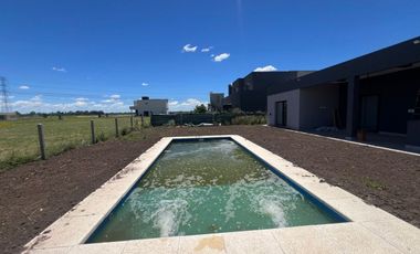 CASA EN VENTA EN CANNING CON COCHERA, PILETA