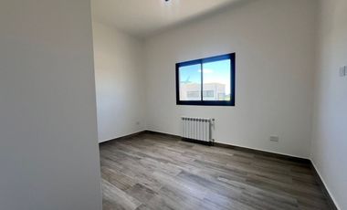 CASA EN VENTA EN CANNING CON COCHERA, PILETA