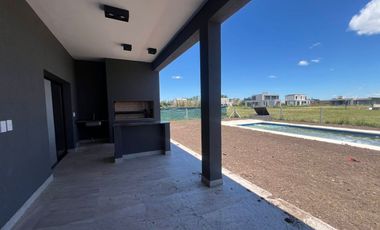 CASA EN VENTA EN CANNING CON COCHERA, PILETA