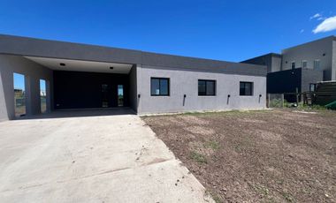 CASA EN VENTA EN CANNING CON COCHERA, PILETA