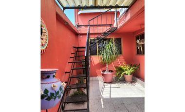 ACOGEDORA Y CÓMODA CASITA DE DOS NIVELES